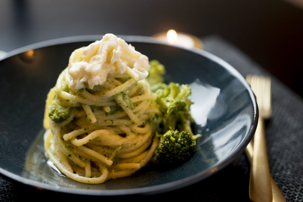 Spaghettoni con colatura di alici di Anzio, broccolo siciliano e burrata