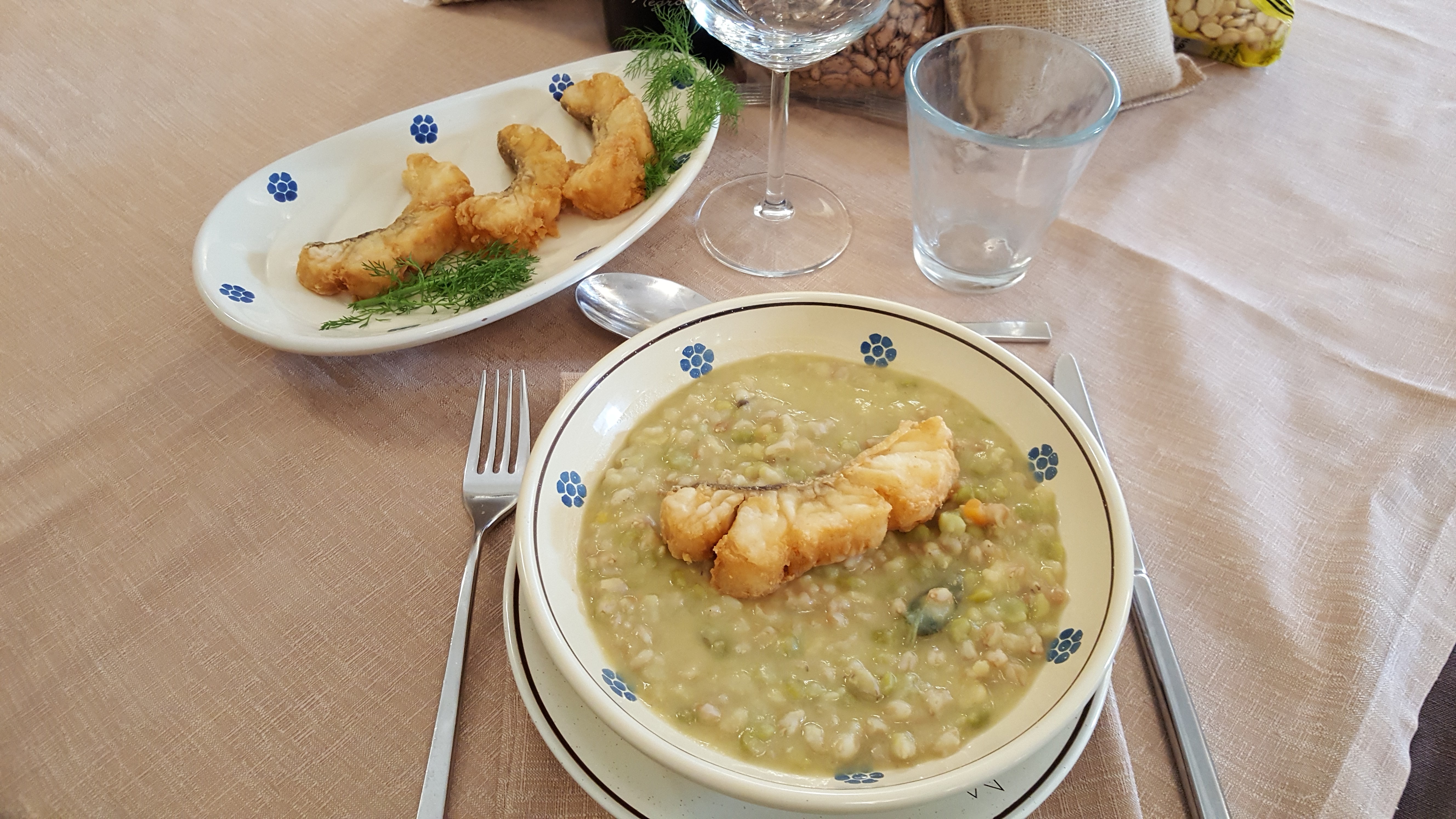 ZUPPETTA DI CEREALI E LEGUMI CON BACCALA FRITTO