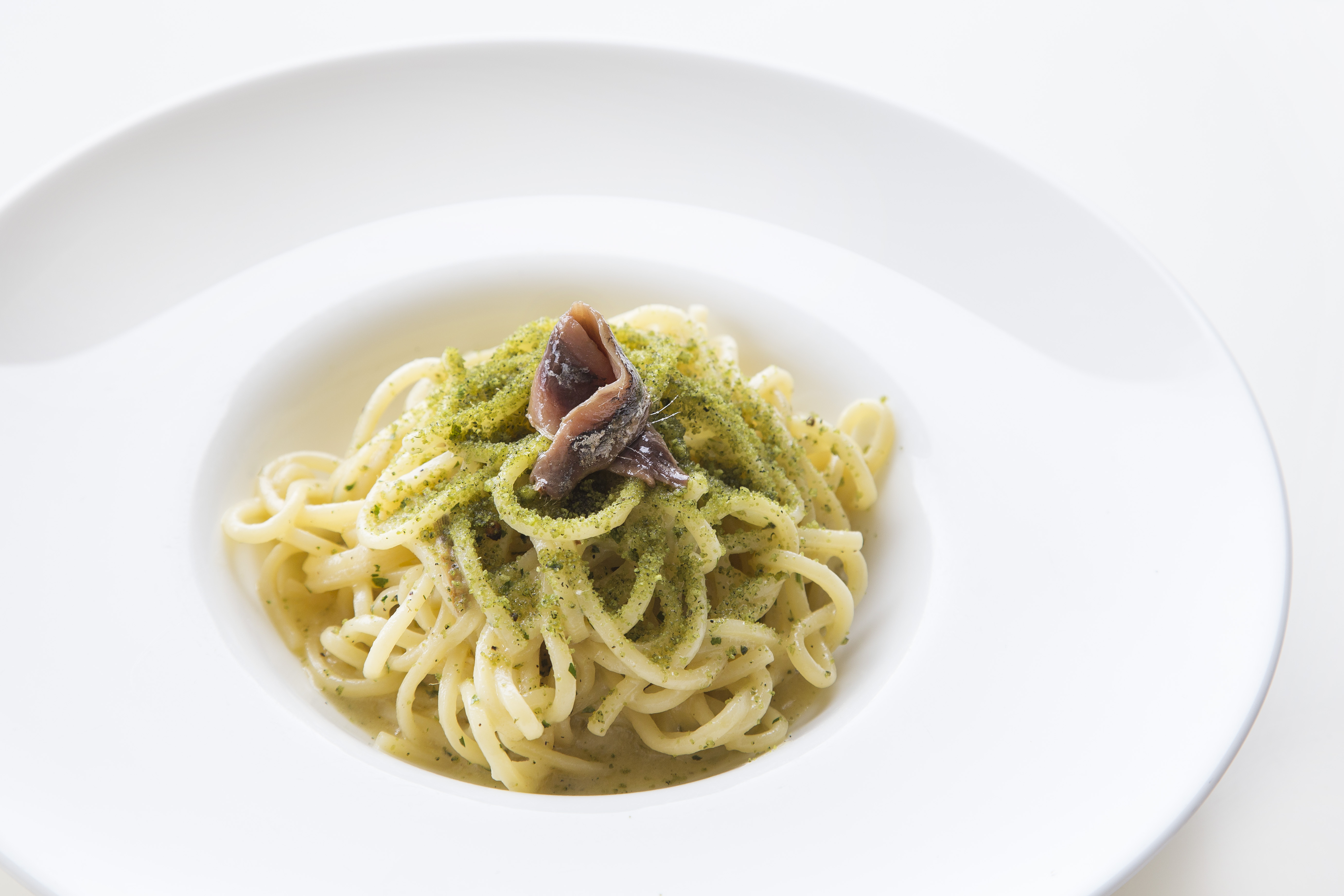 spaghetti con pane, burro e alici