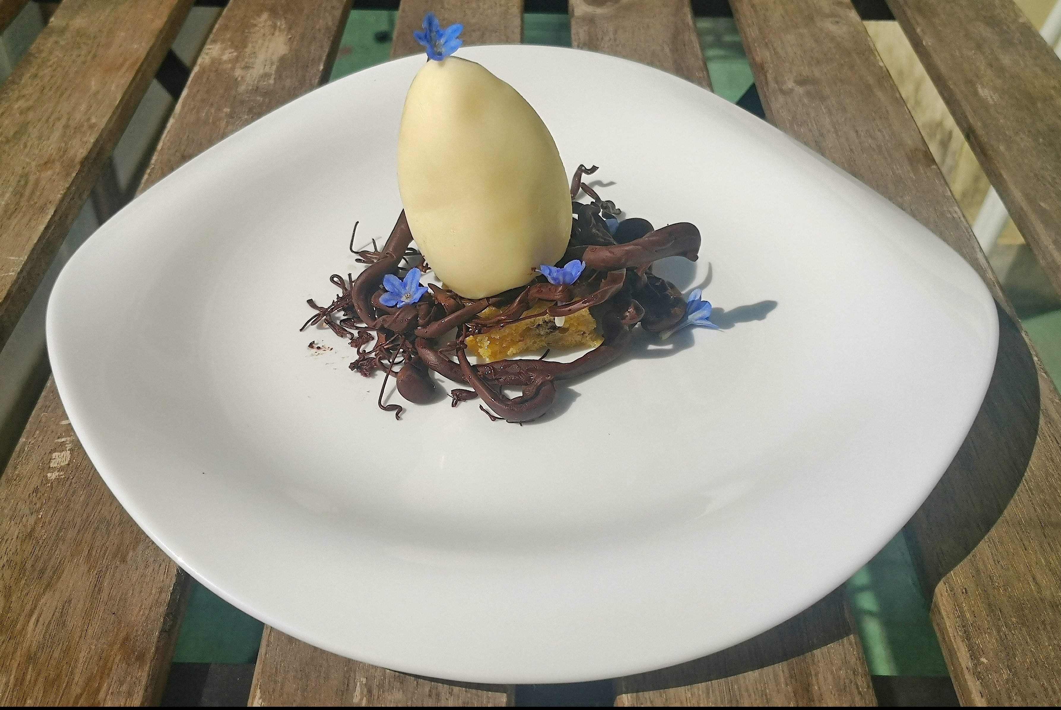 Cestino di cioccolato con colomba all'arancia