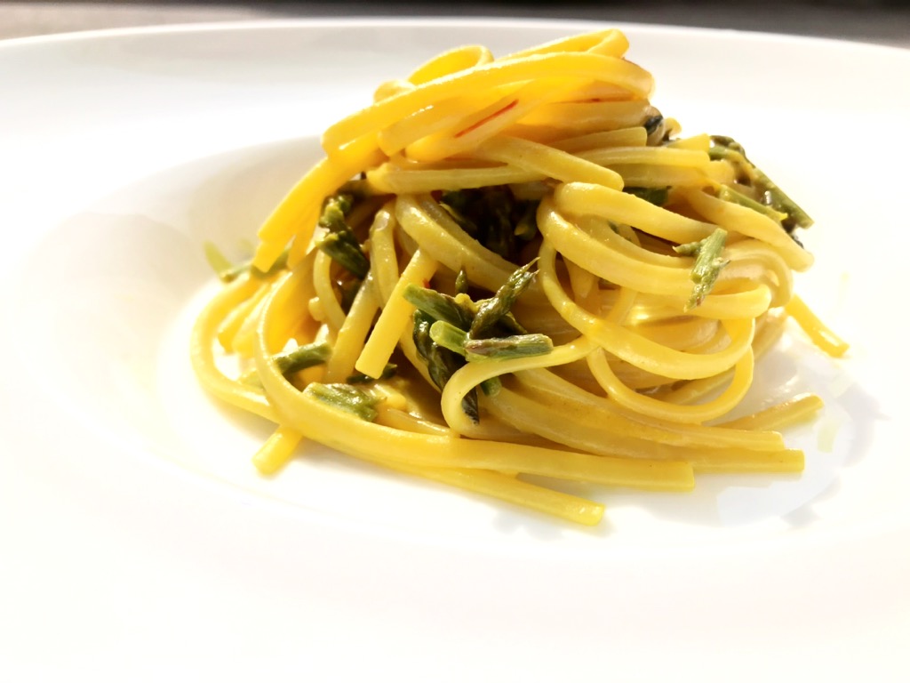 linguine con asparagi selvatici e zafferano
