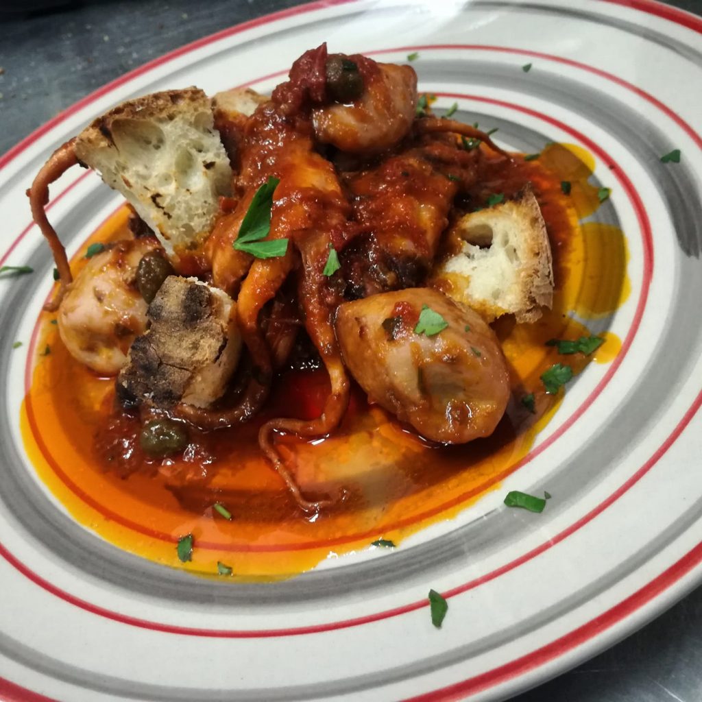 Napoli la Taverna a Santa Chiara resiste grazie al crowdfunding MangiaeBevi Napoli la Taverna a Santa Chiara resiste grazie al crowdfunding MangiaeBevi