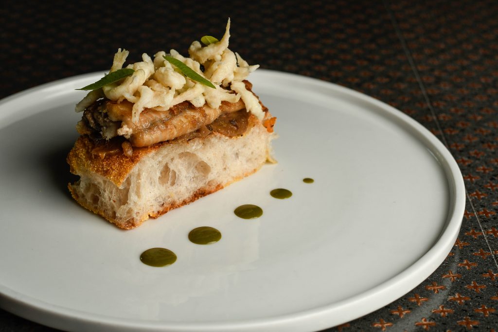Anguilla brasata, scalogno, rossetti in carpione, focaccia al mais e pepe verde - Credits Benedetta Bassanelli
