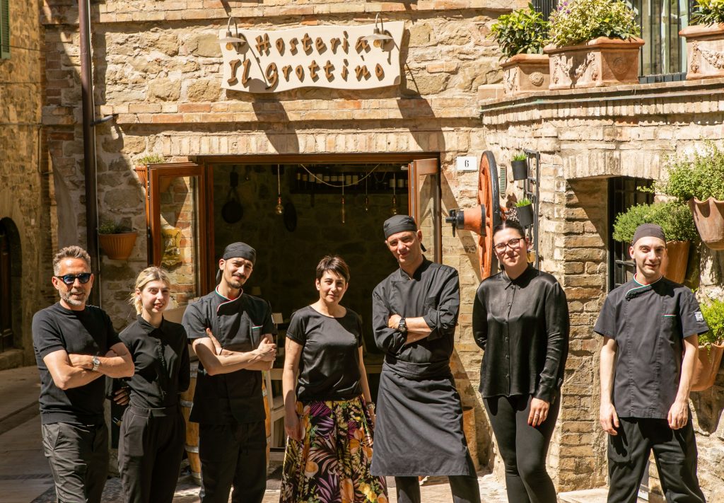 Hosteria il Grottino em Gualdo Cattaneo: as brasas, a cozinha e a magia do despertar de uma pequena vila italiana