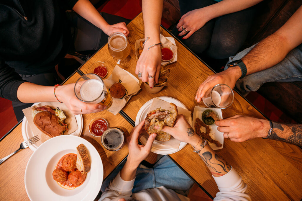 Alcuni dei piatti del menu in un momento di condivisione fra avventori