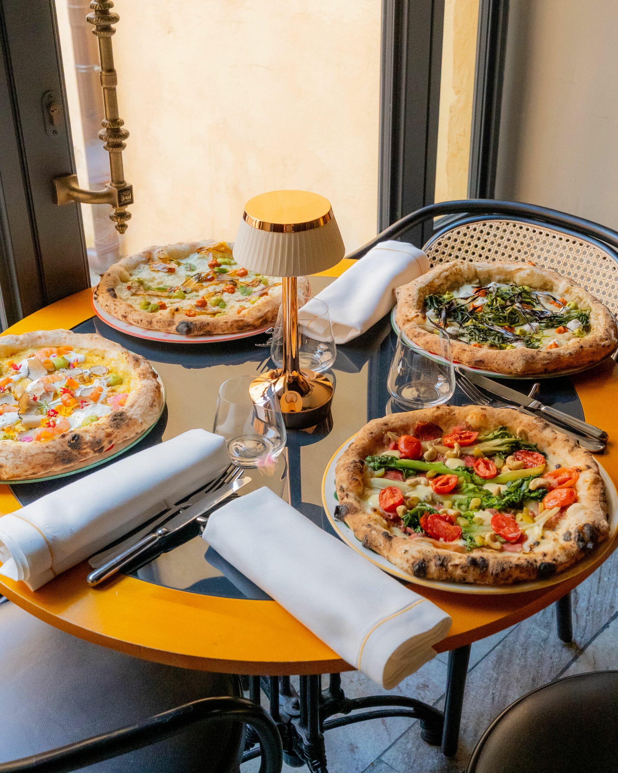 le pizze signature di Vico servite al tavolo