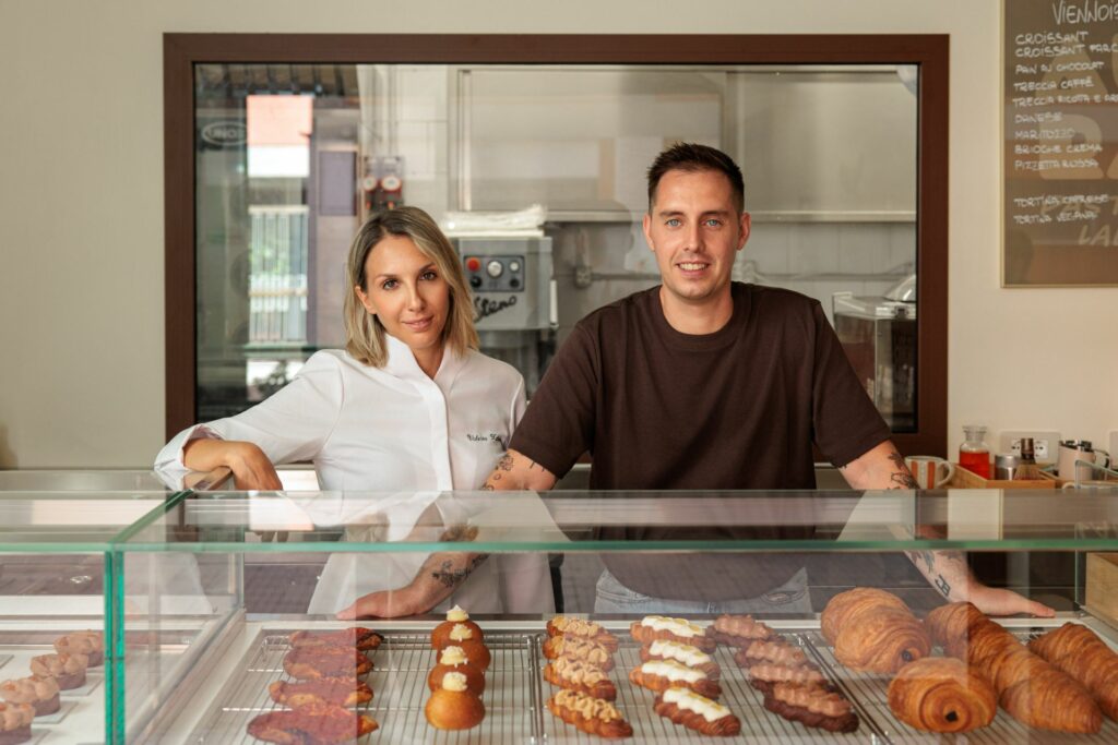 Valeria Zeloni e Riccardo Polizzi al bancone di aura pastry lab